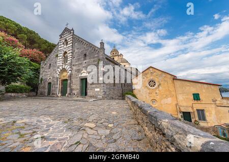 Église médiévale de San Lorenzo (St. Lawrence) 1098-1130, de style roman, Porto Venere ou Portovenere, Golfe de la Spezia, Ligurie, Italie, Europe. Banque D'Images