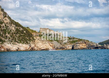 Ancien château de Doria (1164-XIX siècle) de Porto Venere ou de Portovenere, sur la côte rocheuse le long de la mer. La Spezia, Ligurie, Italie, Europe. Banque D'Images