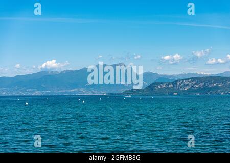 Lac de Garde et Alpes italiennes, sommet de montagne de Monte Pizzocolo, Adamello et Brenta Dolomites, pointe de San Vigilio. Vénétie, Lombardie, Trentin. Banque D'Images