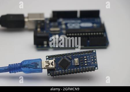 Cartes Arduino nano et arduino uno connectées avec des câbles de programmation prêts à charger des codes pour fabriquer le robot Banque D'Images