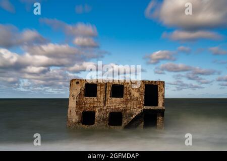 Liepaja, Lettonie - 21 août 2021 : ruines des défenses militaires du fort Karosta dans la mer Baltique, sur la côte lettone Banque D'Images