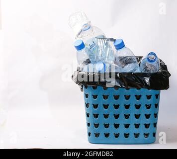 basra, irak - 22 août 2021 : photo de bouteilles en plastique dans une poubelle en plastique Banque D'Images