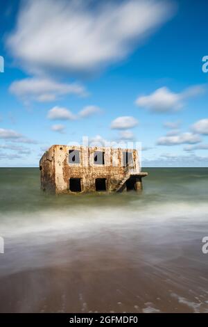 Liepaja, Lettonie - 21 août 2021 : ruines des défenses militaires du fort Karosta dans la mer Baltique, sur la côte lettone Banque D'Images