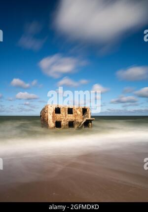 Liepaja, Lettonie - 21 août 2021 : ruines des défenses militaires du fort Karosta dans la mer Baltique, sur la côte lettone Banque D'Images