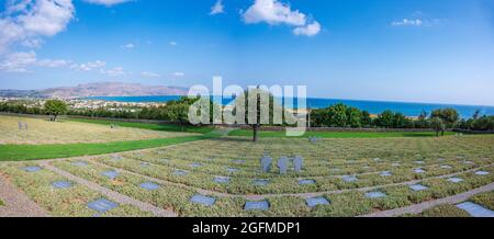 Cimetière militaire allemand de guerre, situé dans les oliveraies de Maleme près de Chania (Xania) sur l'île de Crète, Grèce - vue panoramique Banque D'Images