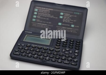 CASIO a créé un agenda numérique pour stocker des notes et des numéros de téléphone. Ordinateurs anciens de Casio Banque D'Images