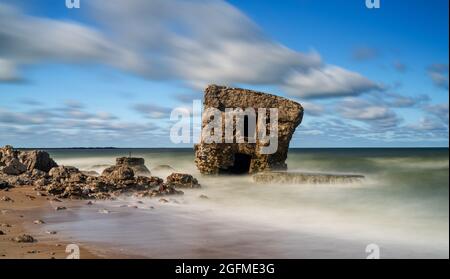 Liepaja, Lettonie - 21 août 2021 : ruines des défenses militaires du fort Karosta dans la mer Baltique, sur la côte lettone Banque D'Images