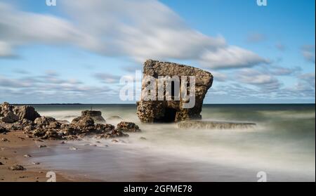 Liepaja, Lettonie - 21 août 2021 : ruines des défenses militaires du fort Karosta dans la mer Baltique, sur la côte lettone Banque D'Images