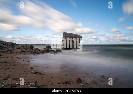 Liepaja, Lettonie - 21 août 2021 : ruines des défenses militaires du fort Karosta dans la mer Baltique, sur la côte lettone Banque D'Images