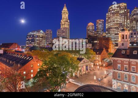 Boston, Massachusetts, USA Skyline avec Faneuil Hall et Quincy Market au crépuscule. Banque D'Images