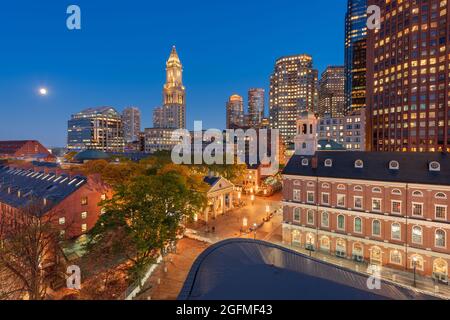 Boston, Massachusetts, USA Skyline avec Faneuil Hall et Quincy Market au crépuscule. Banque D'Images