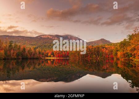 Table Rock Mountain, Pickens, Caroline du Sud, États-Unis vue sur le lac en automne au crépuscule. Banque D'Images