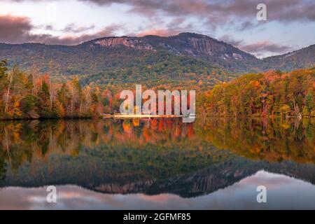 Table Rock Mountain, Pickens, Caroline du Sud, États-Unis vue sur le lac en automne au crépuscule. Banque D'Images