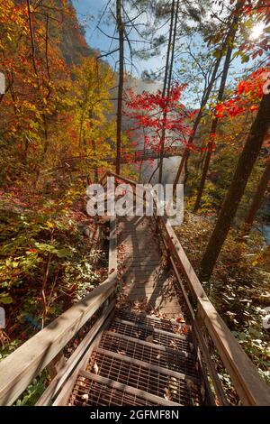 Tallulah Falls, New York, USA surplombant les gorges de Tallulah dans la saison d'automne. Banque D'Images