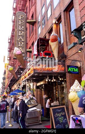 Célèbre café italien et pâtisserie à Little Italy, New York Banque D'Images