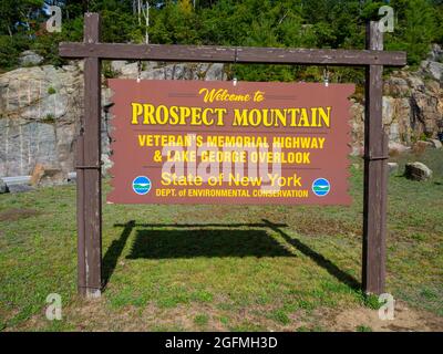 Le panneau indiquant State of New York Prospect Mountain Park and Overlook, Lake George, dans le nord de l'État de New York, États-Unis Banque D'Images