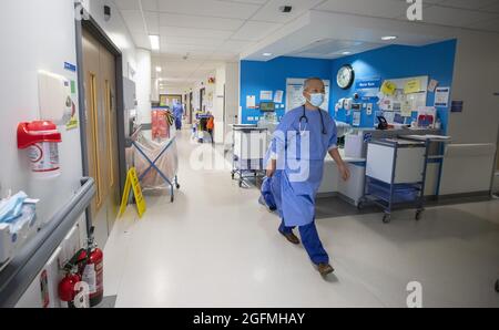 Photo du dossier datée du 20/10/2020 d'un service hospitalier. Les pénuries chroniques de personnel dans le NHS s'aggravent, ont averti les experts, comme de nouveaux chiffres ont montré qu'il y avait 10,000 postes vacants de plus en juin qu'il y a un an. Les données numériques du NHS, publiées jeudi, montrent qu'il y avait 93,806 postes équivalents temps plein dans l'ensemble du NHS en Angleterre à la fin du mois de juin de cette année. Date de publication : jeudi 26 août 2021. Banque D'Images