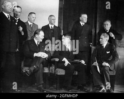 Le premier cabinet d'Adolf Hitler après avoir été mis au pouvoir le 30 janvier 1933. Séance (G-D) : Hermann Göring, commissaire de Reich pour l'aviation et le ministère prussien de l'intérieur, Adolf Hitler, chancelier de Reich, Franz von Papen, vice-chancelier permanent (G-D) : Franz Seldte, Ministre du travail, Dr. Günther Gereke, Lutz Graf Schwerin von Krosigk, Ministre des finances de Reich, Wilhelm Frick, Ministre de l'intérieur de Reich, Werner von Blomberg, Ministre des forces armées de Reich, Alfred Hugenberg, Ministre de l'économie et de l'alimentation. Crédit: Bundesarchiv allemand Banque D'Images