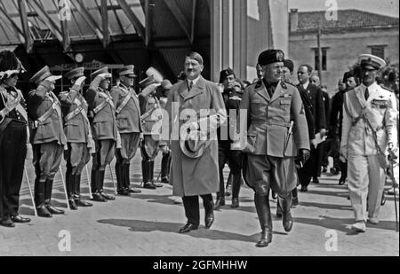 Hitler et Mussolini marchent ensemble en Italie Banque D'Images