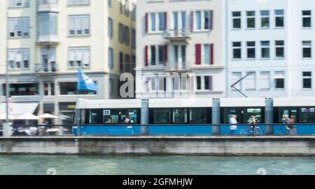 Zurich, Suisse - 20 août 2021 : tramway flexity moderne dans le centre historique Banque D'Images