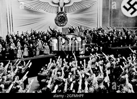 Hitler accepte l'ovation du Reichstag après avoir annoncé l'acquisition « pacifique » de l'Autriche. De la U.S. National Archives and Records materials : Banque D'Images