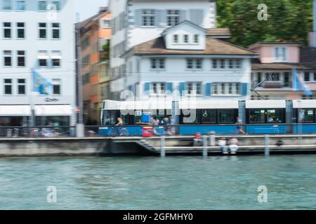 Zurich, Suisse - 20 août 2021 : tramway flexity moderne dans le centre historique Banque D'Images