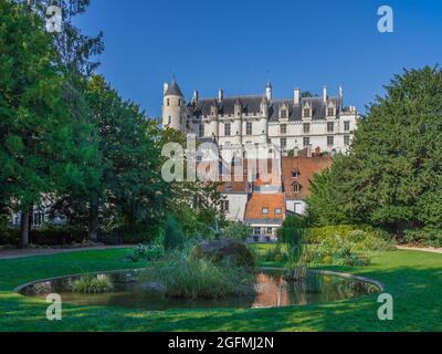 Vue depuis les jardins publics de la Cité Royale / Palais Royal Château - Loches, Indre-et-Loire (37), France. Banque D'Images