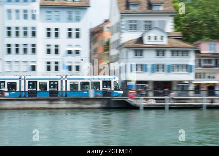 Zurich, Suisse - 20 août 2021 : tramway moderne Cobra dans le centre historique Banque D'Images