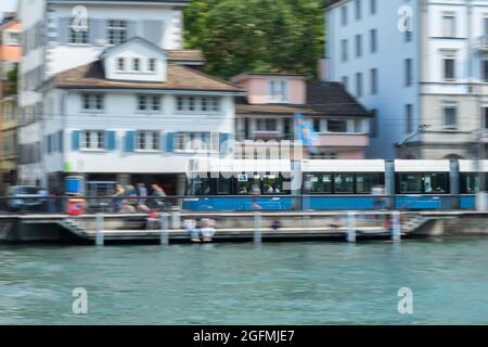 Zurich, Suisse - 20 août 2021 : tramway flexity moderne dans le centre historique Banque D'Images