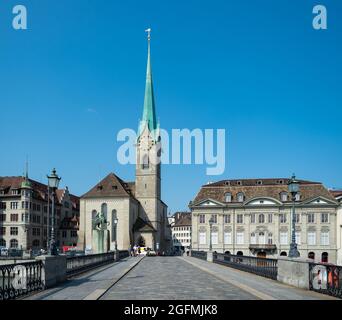 Zurich, Suisse - 20 août 2021 : vue sur l'église Frauenmuenster depuis le pont au-dessus de la rivière Limmat Banque D'Images