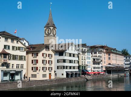 Zurich, Suisse - 20 août 2021 : centre de la vieille ville au bord de la rivière Limmat Banque D'Images