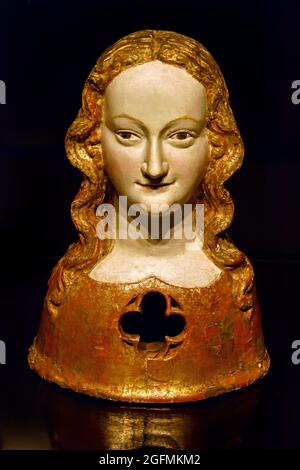 Buste reliquaire d'un des vierges de Saint Ursula 1325 - 1349 anonyme, noyer (bois dur), 26,6cm, allemand, Allemagne, (Selon la légende, la princesse chrétienne Ursula et sa rétine de 11000 servantes virginales ont été assassinées près de Cologne par les Huns. Leurs nombreuses reliques ont été conservées dans la basilique Saint-Ursula et dans d'autres églises de Cologne, en particulier dans des bustes reliquaires en bois comme celui-ci. Les reliques de la victime pouvaient être vues par les fidèles par l’ouverture dans le buste. Banque D'Images