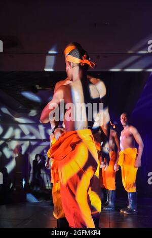 JOHANNESBURG, AFRIQUE DU SUD - 03 mai 2019 : danseurs africains traditionnels avec bottes de gommer et pantalon orange Banque D'Images