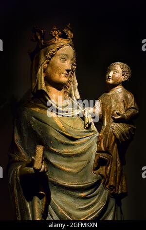 Vierge et enfant, anonyme, 1325 - 1349 grès, 154cm, (à partir du XIIIe siècle, des statues grandeur nature de la Vierge et de l'enfant ont été trouvées dans toute l'Europe. Sous forme, ils reflétaient des statues monumentales dans de grandes cathédrales françaises dans des villes comme Paris, Chartres, Amiens et Reims.), France, Français, Banque D'Images