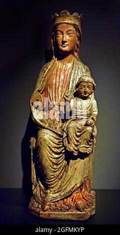 Vierge et enfant, anonyme, 1225 noyer (bois dur), 84,0 cm ( la Vierge est assise avec l'enfant Christ sur ses genoux. Ici elle est plus que simplement la mère de Jésus, elle est le trône symbolique sur lequel l'enfant est assis, l'incarnation de la sagesse divine: Les sedes sapientiae. Avec des crucifix sculptés, c'est l'un des premiers sujets de sculpture sur pied pendant le Moyen âge hollandais, les pays-Bas . Banque D'Images