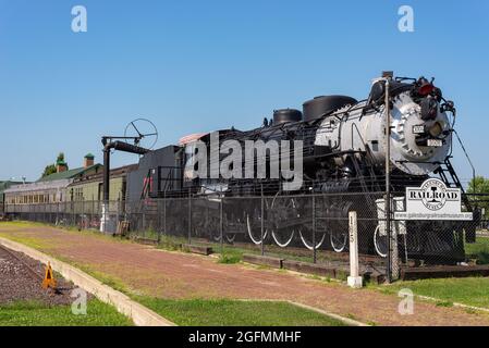 Galesburg, Illinois - États-Unis - 19 août 2021 : anciennes locomotives et wagons de train au musée du chemin de fer de Galesburg, un beau matin d'été Banque D'Images