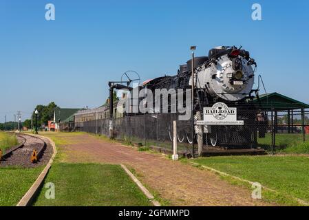 Galesburg, Illinois - États-Unis - 19 août 2021 : anciennes locomotives et wagons de train au musée du chemin de fer de Galesburg, un beau matin d'été Banque D'Images