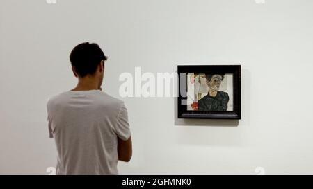 WIEN, AUTRICHE - 17 mai 2020 : photo arrière d'un homme dans un T-shirt blanc regardant le autoportrait d'Egon Schiele au musée Leopold, Vienne Banque D'Images