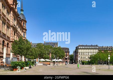 Wiesbaden, Allemagne - juillet 2021 : place du marché dans le centre-ville le jour d'été ensoleillé Banque D'Images