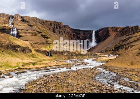 Longue exposition et panorama aux majestueuses chutes Hengifoss, lac Lagarfljot, Islande Banque D'Images