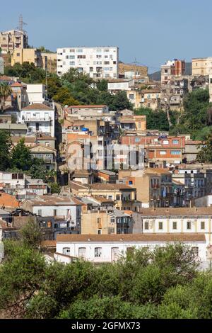 Vue aérienne des maisons historiques et anciennes du centre-ville de Skikda, architecture coloniale française, Algérie. Banque D'Images