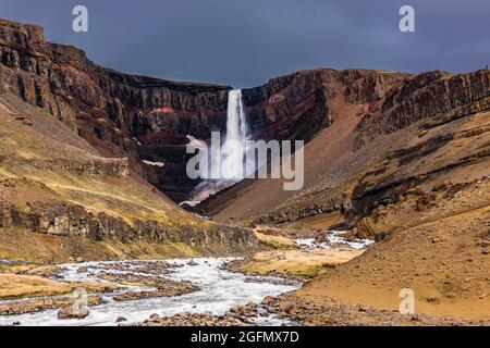 Longue exposition aux spectaculaires chutes Hengifoss, lac Lagarfljot, Islande Banque D'Images