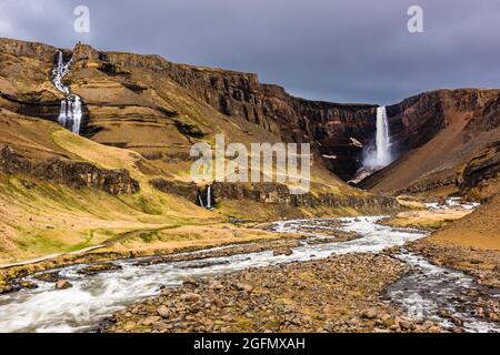 Panorama et longue exposition aux spectaculaires chutes Hengifoss, lac Lagarfljot, Islande Banque D'Images