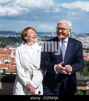 Prag, République tchèque. 26 août 2021. Le président fédéral Frank-Walter Steinmeier et son épouse Elke Büdenbender se tenant sur une terrasse du monastère de Strahov. Le Président Steinmeier et sa femme sont en visite de trois jours en République tchèque. Credit: Bernd von Jutrczenka/dpa/Alamy Live News Banque D'Images