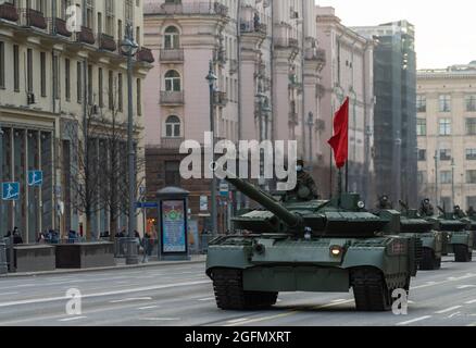 30 avril 2021 Moscou, Russie. Char de combat principal russe T-80 sur la rue Tverskaya à Moscou. Banque D'Images