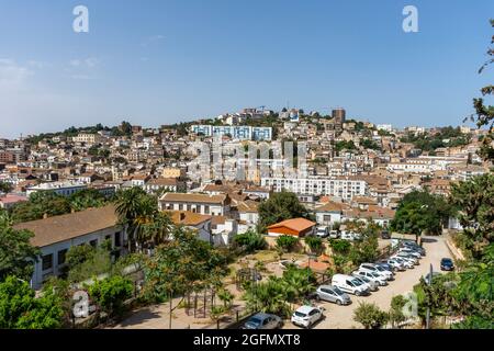 Vue aérienne des maisons historiques et modernes dans le centre-ville de Skikda, parking, Algérie. Banque D'Images