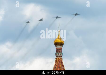 7 mai 2021, Moscou, Russie. Bombardiers russes su-24 sur la place Rouge à Moscou. Banque D'Images