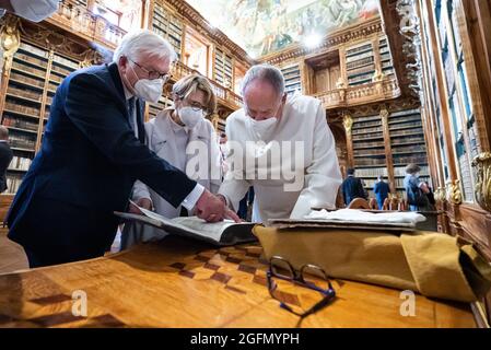 Prag, République tchèque. 26 août 2021. Le président fédéral Frank-Walter Steinmeier et son épouse Elke Büdenbender ont reçu une visite du monastère de Strahov par Gejza Sidlovsky, directeur de la bibliothèque Strahov. Le Président fédéral Steinmeier et sa femme sont en visite de trois jours en République tchèque. Credit: Bernd von Jutrczenka/dpa/Alamy Live News Banque D'Images