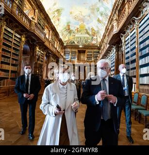 Prag, République tchèque. 26 août 2021. Le président fédéral Frank-Walter Steinmeier et sa femme Elke Büdenbender font une visite du monastère de Strahov. Le Président fédéral Steinmeier et sa femme sont en visite de trois jours en République tchèque. Credit: Bernd von Jutrczenka/dpa/Alamy Live News Banque D'Images