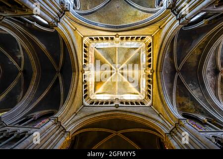 Photo en petit angle de l'intersection de la nef, du choeur et des transsepts dans la cathédrale notre-Dame de Lausanne. Suisse. Lausanne est une ville Banque D'Images